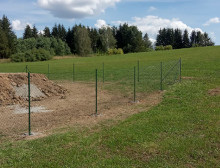 Montáž čtyřhranného zeleného pletiva – Kožlany Montáž čtyřhranného zeleného pletiva – Kožlany